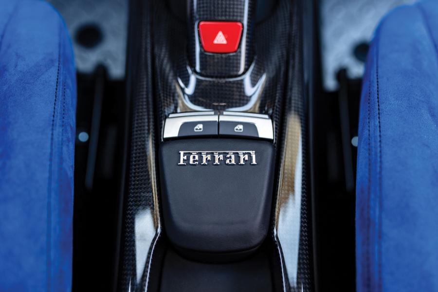 Детали интерьера Ferrari 488 GTB The Le Mans (229458) 2018 года  (фото 13 из 32)